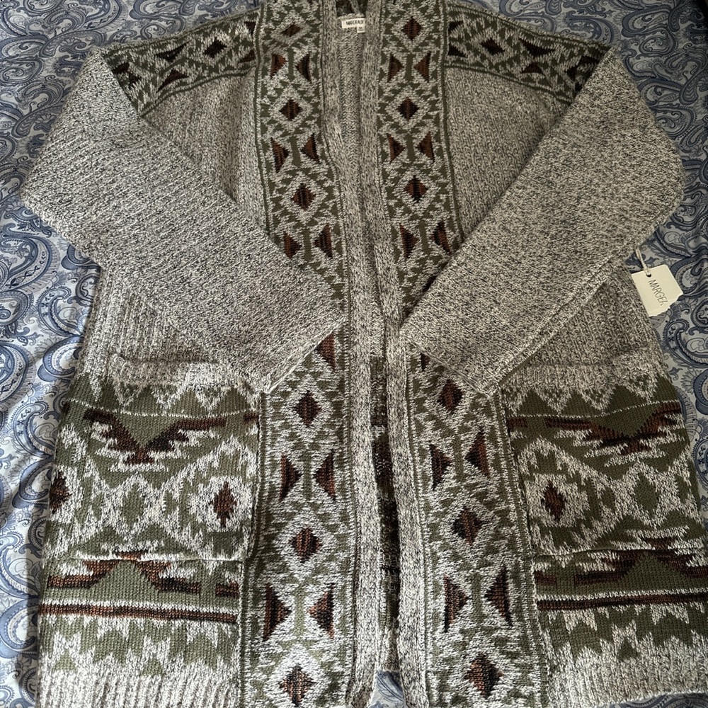 Beautiful patterned cardigan w/ pockets!! Size M